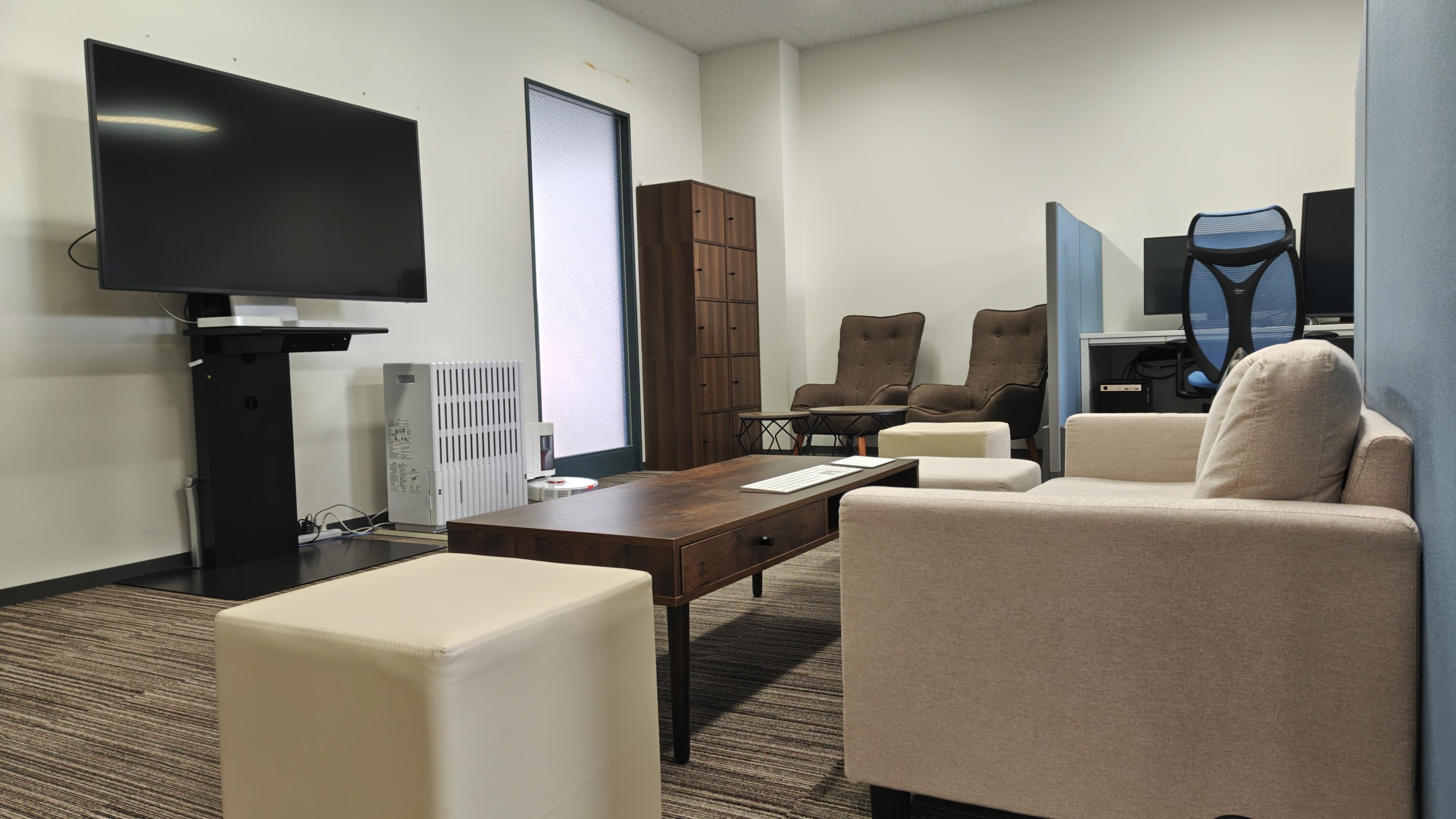 共有スペース モニター前ソファ